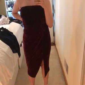 Lulu’s red velvet strapless dress